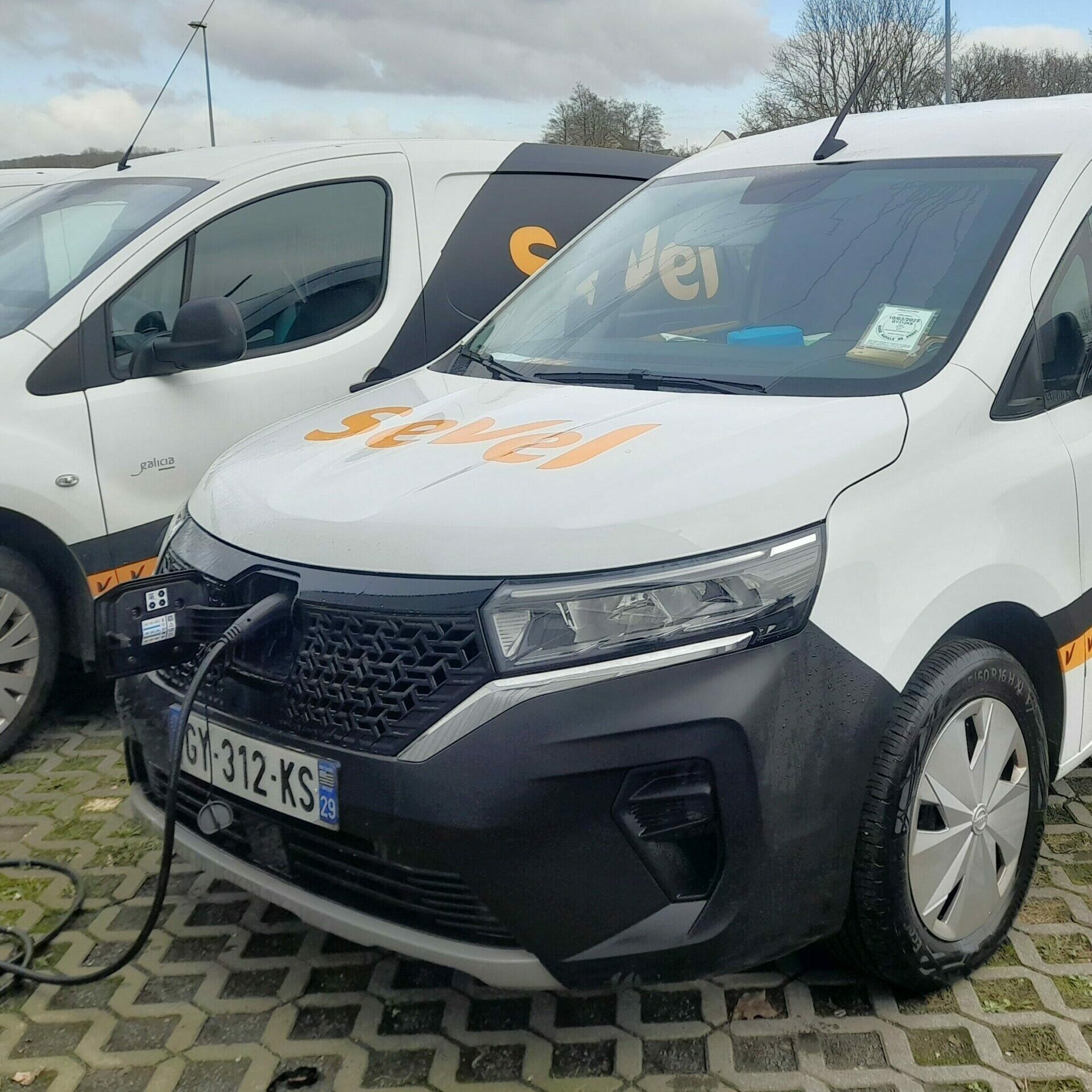 véhicule électrique en charge
